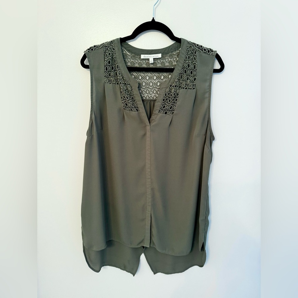 Daniel Rainn Women’s Split Back Yoke Sleeveless Blouse - Size XL